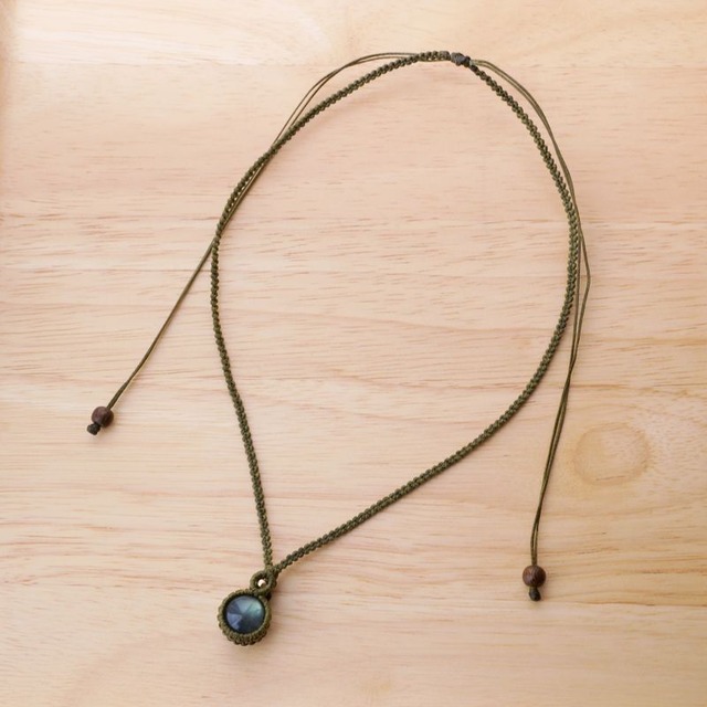 ラブラドライトのシンプルマクラメネックレス〈金属フリー〉