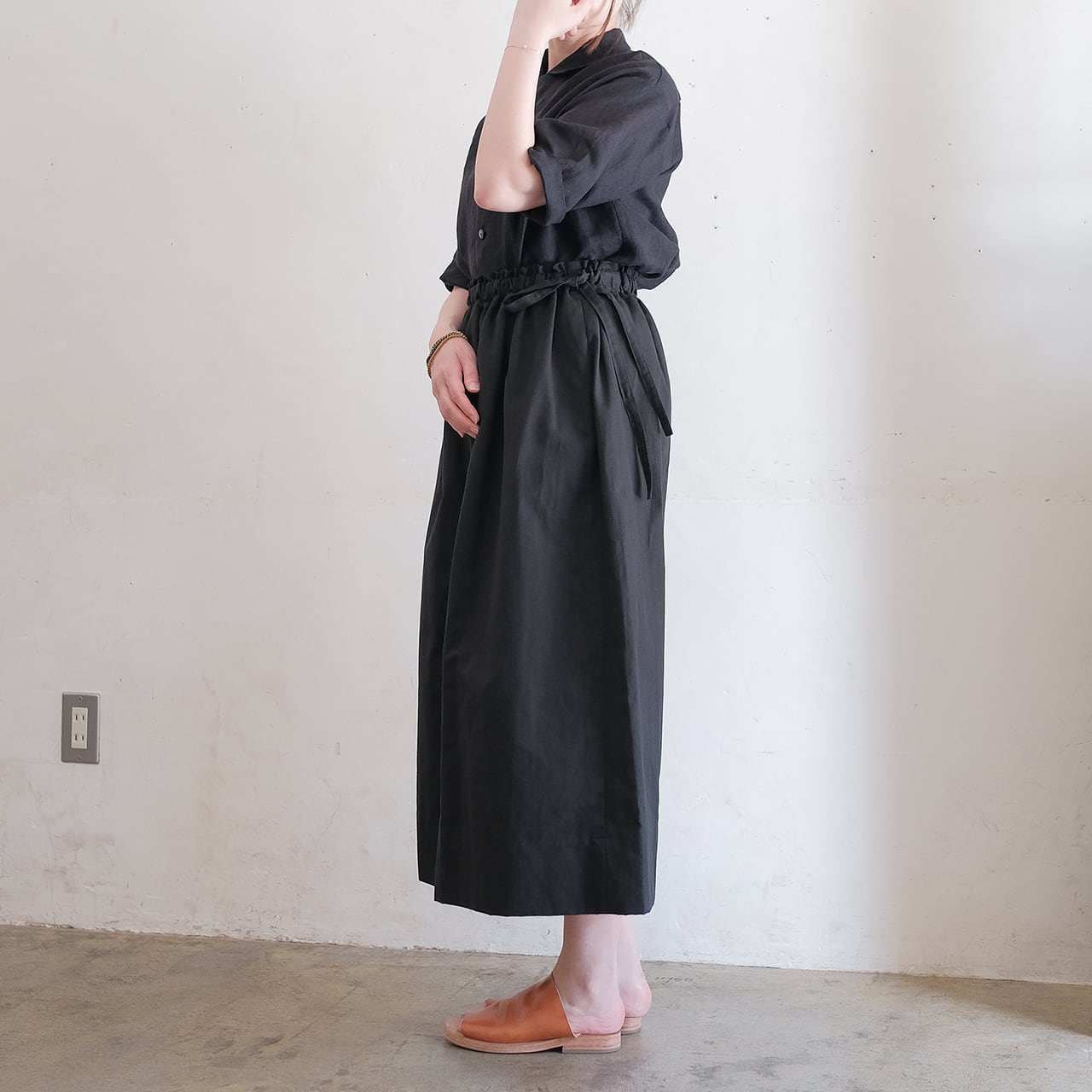 one side slit long skirt／cotton linen〈black〉 | SALUÉ