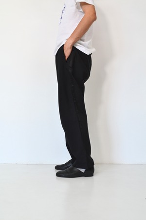 Line design 2tuck slacks