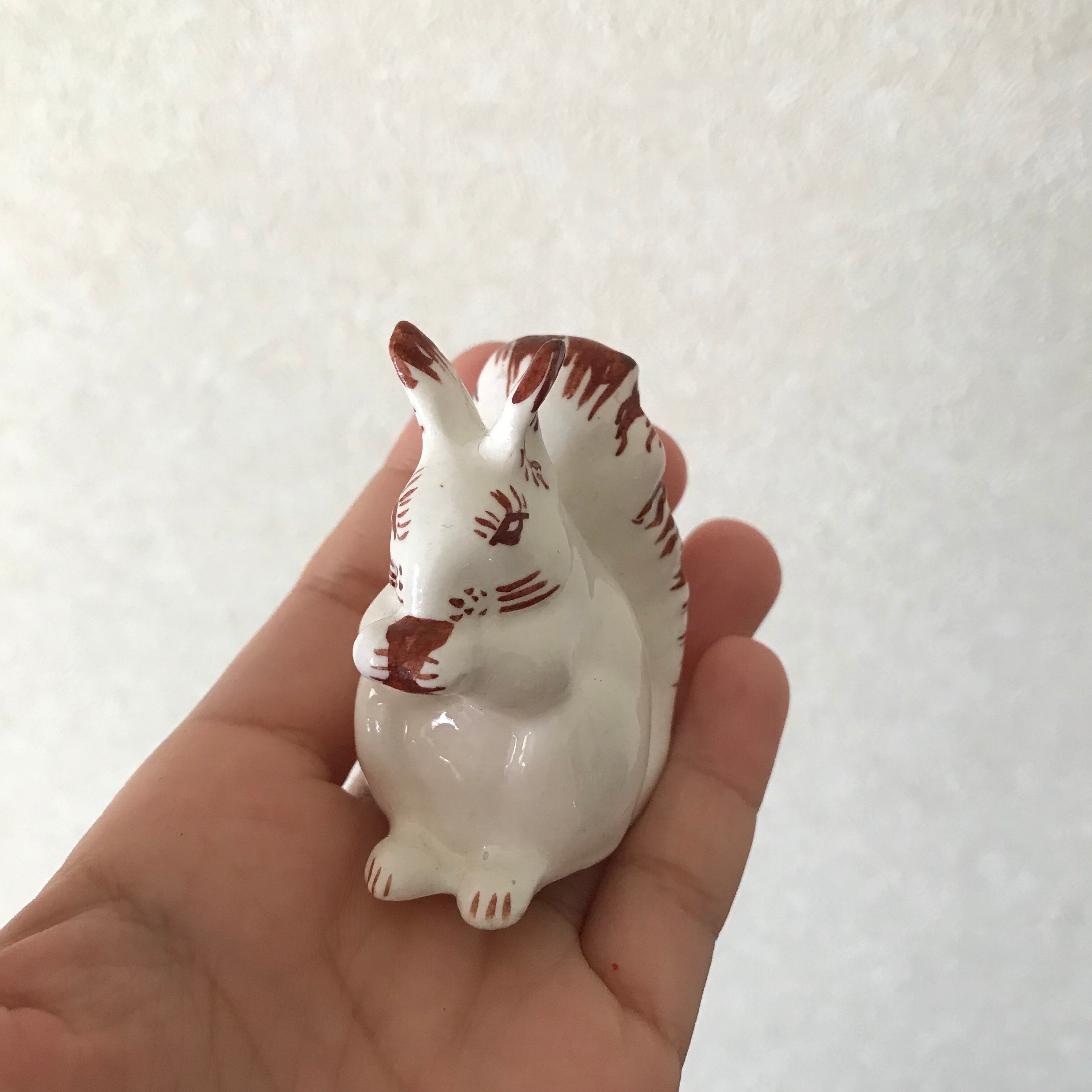 白いリスの置物