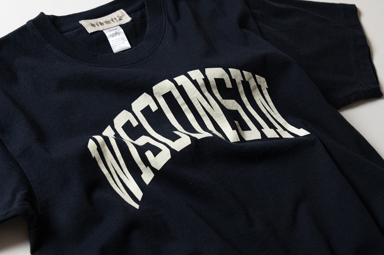 ［bibmilk］ショートスリーブTシャツ WISCONSIN レディス｜ネイビー