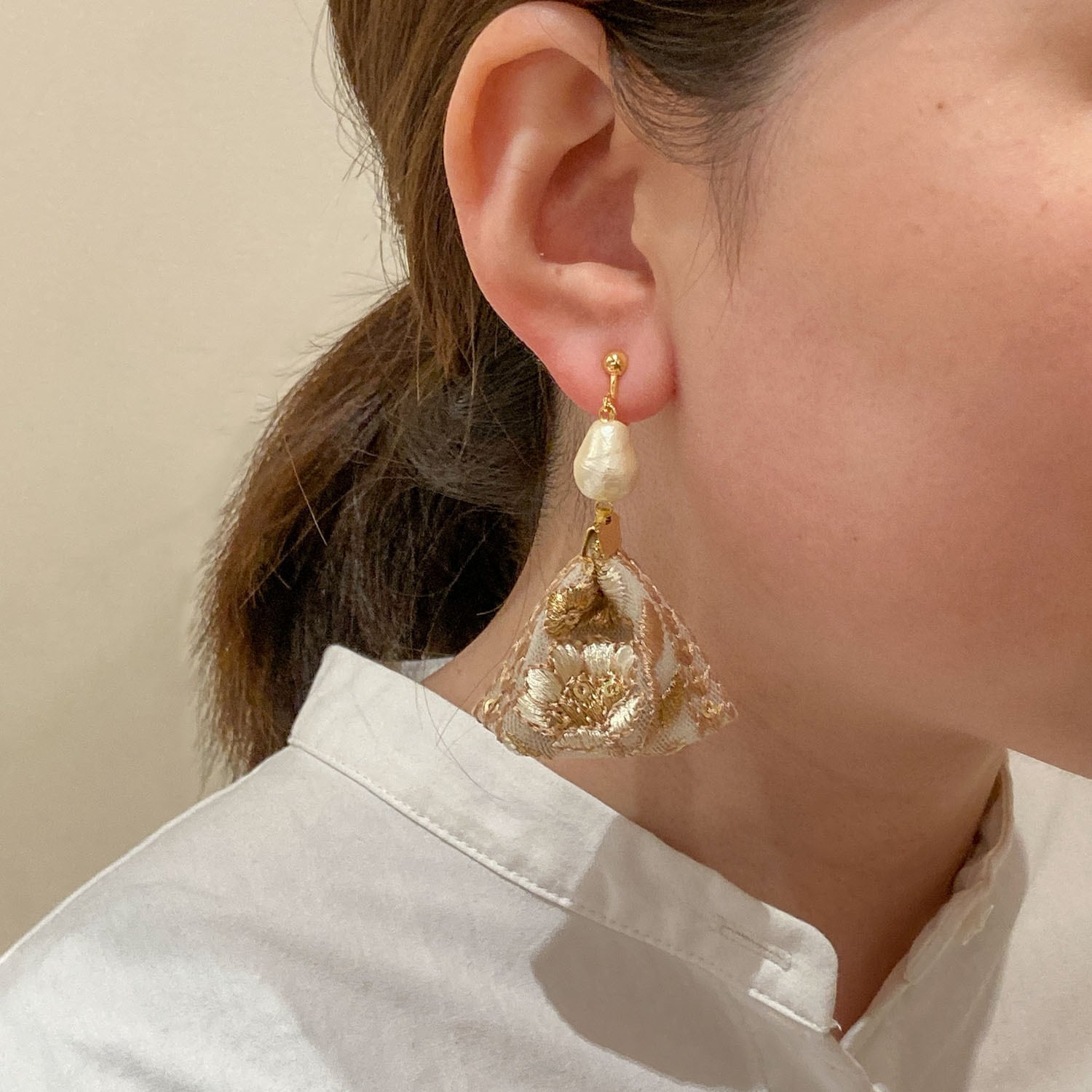 コットンパールとインド刺繍リボンタッセル〈ピアス/イヤリング