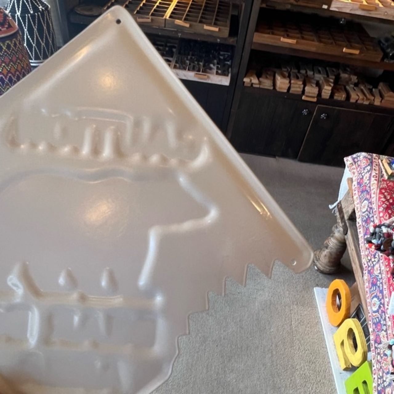 American Classic Embossed Tin Sign　 CAUTION BEAR IN AREA　アメリカンクラシックエンボスサインプレート　この付近にクマが出没します　クマ　bear　くま　熊　サインプレート