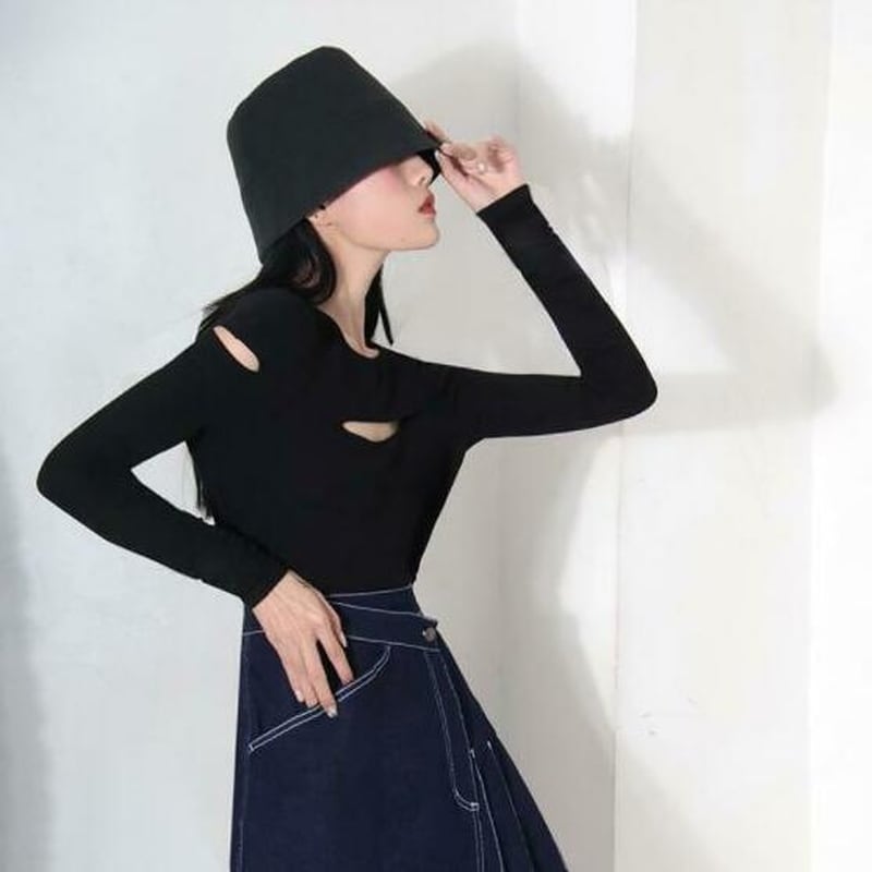 【モードゴシック】フリル&タックデザイン 黒シャツ カッティング シャツ 大人きれい