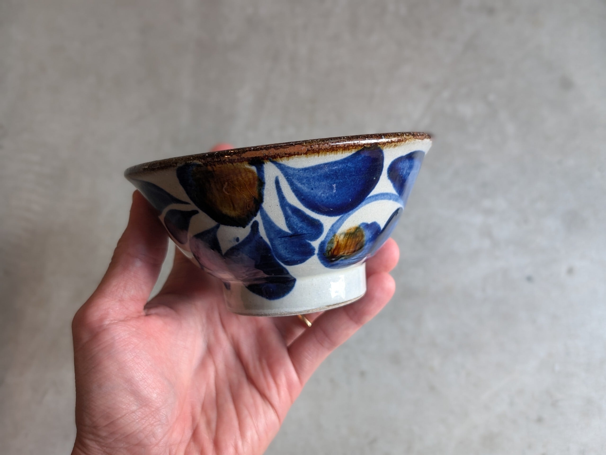 やちむん マカイ4寸（コバルト唐草魚紋） | 秀陶房 | inoya | Basic