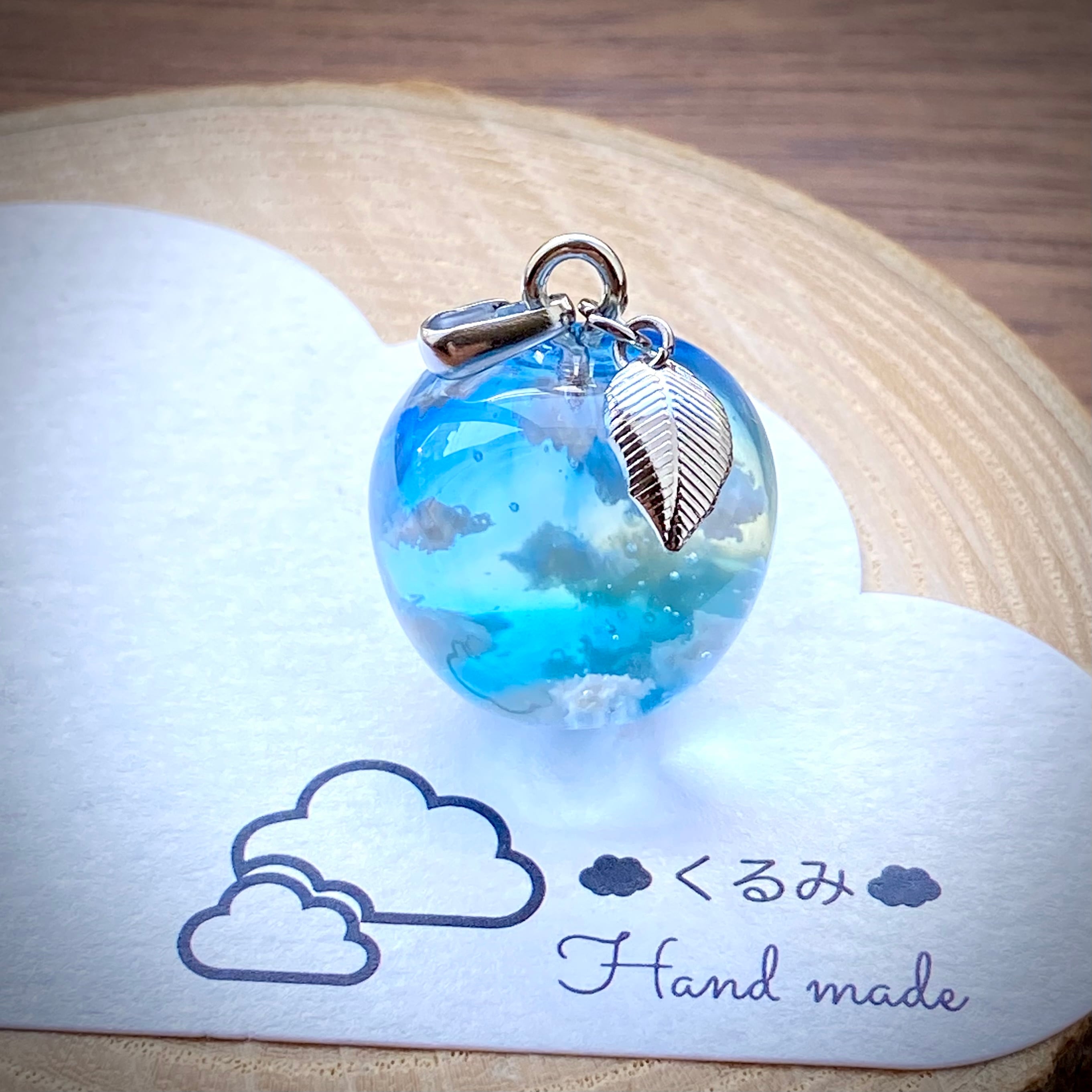 空&雲ペンダント りんご型 青空