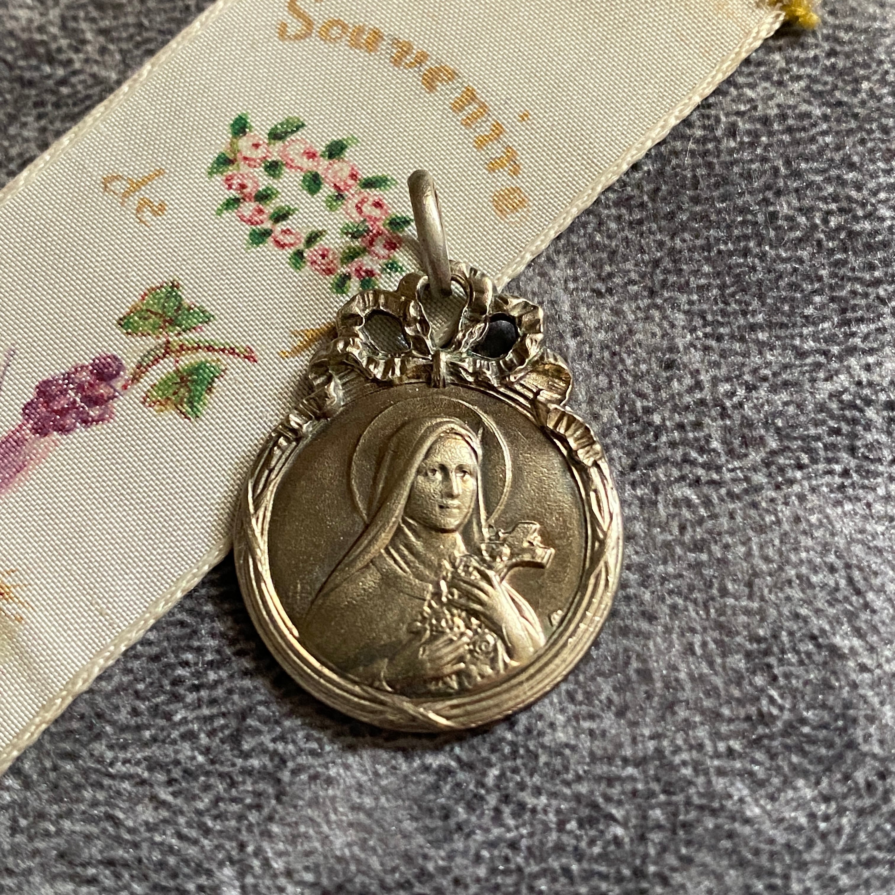 聖テレジア ✴︎ リボンフレームのメダイ | Antique medaille Mary
