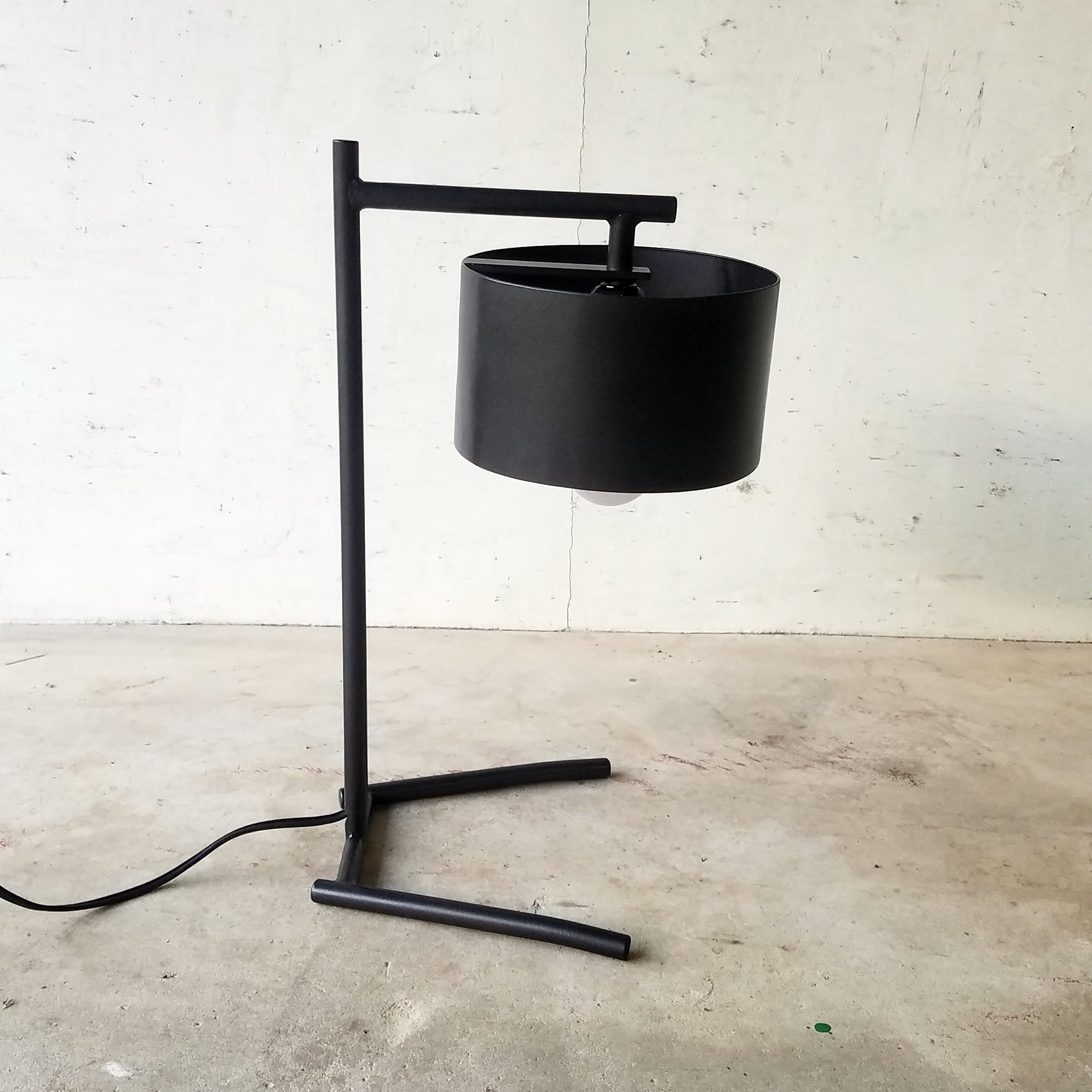 アイアン【鉄】のデスクランプS・テーブルランプ | Feuerwork (フォ