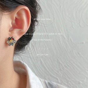 色とりどりフラワーピアス クリスタルピアス お花ピアス カラフルなラインストーンで気分も華やか ビーズ レディース プレゼント 普段使い お出かけ パーティー 二次会 x