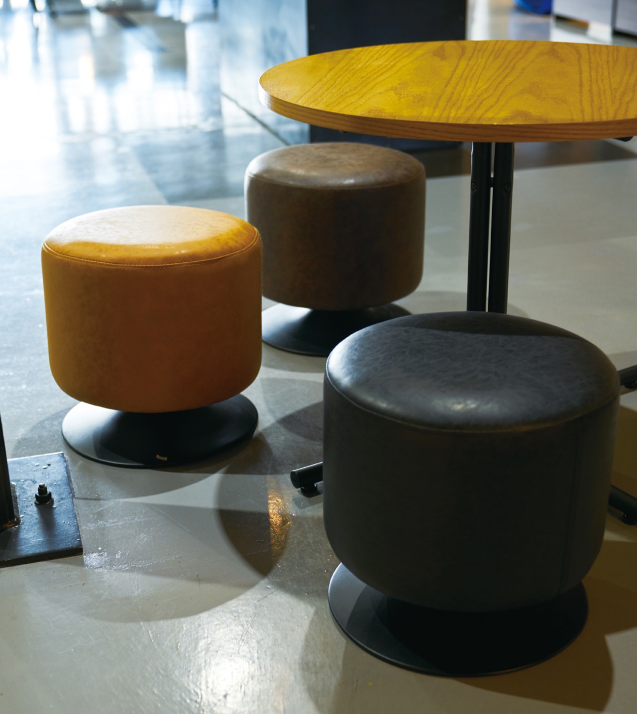 くるりと回転!ソフトレザーのラウンドスツール【ブラック】・画像9