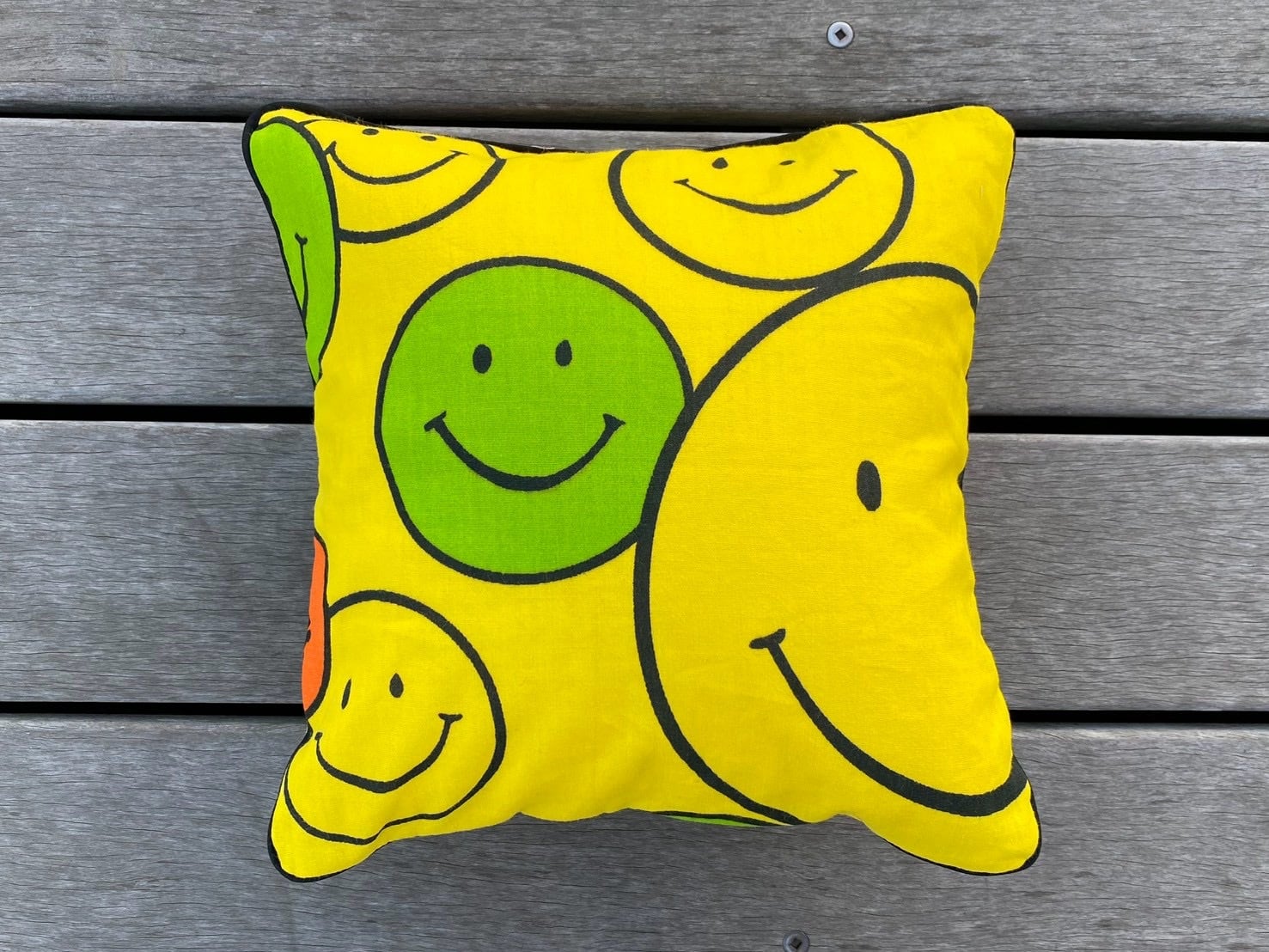 70s SMILEY FACE FABRIC KUSHION 1