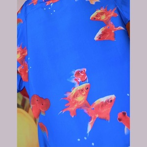 紅の金魚が前面で泳ぐブルーの半袖オーバーシャツ E00260