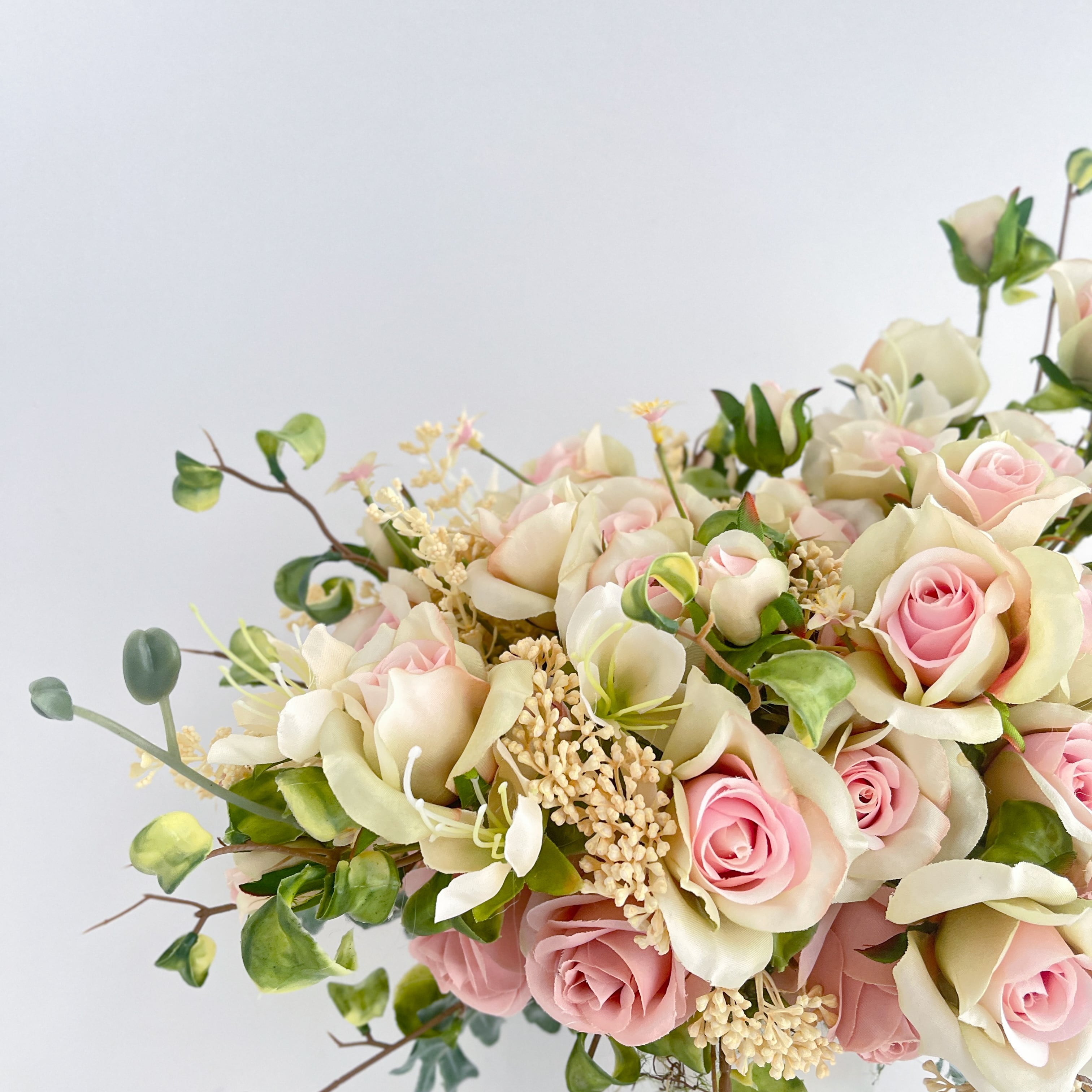 光触媒フラワーアレンジメント｜ローズを贅沢に束ねた くすみカラーの高級アレンジ 光触媒フラワーアレンジメント｜ローズを贅沢に束ねた くすみカラーの