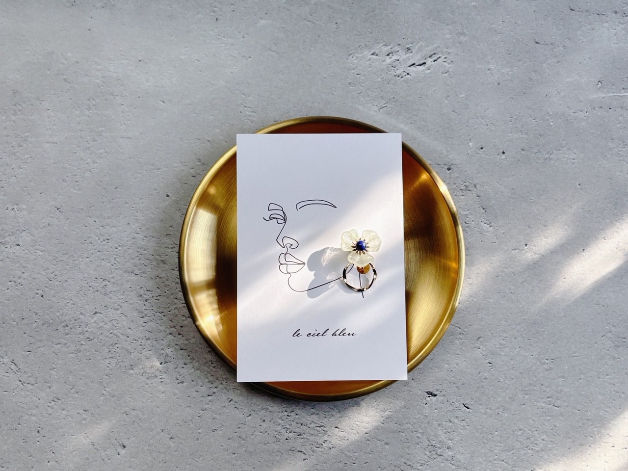 可愛さアップ!お花イヤリング ラピスラズリ ゴールド