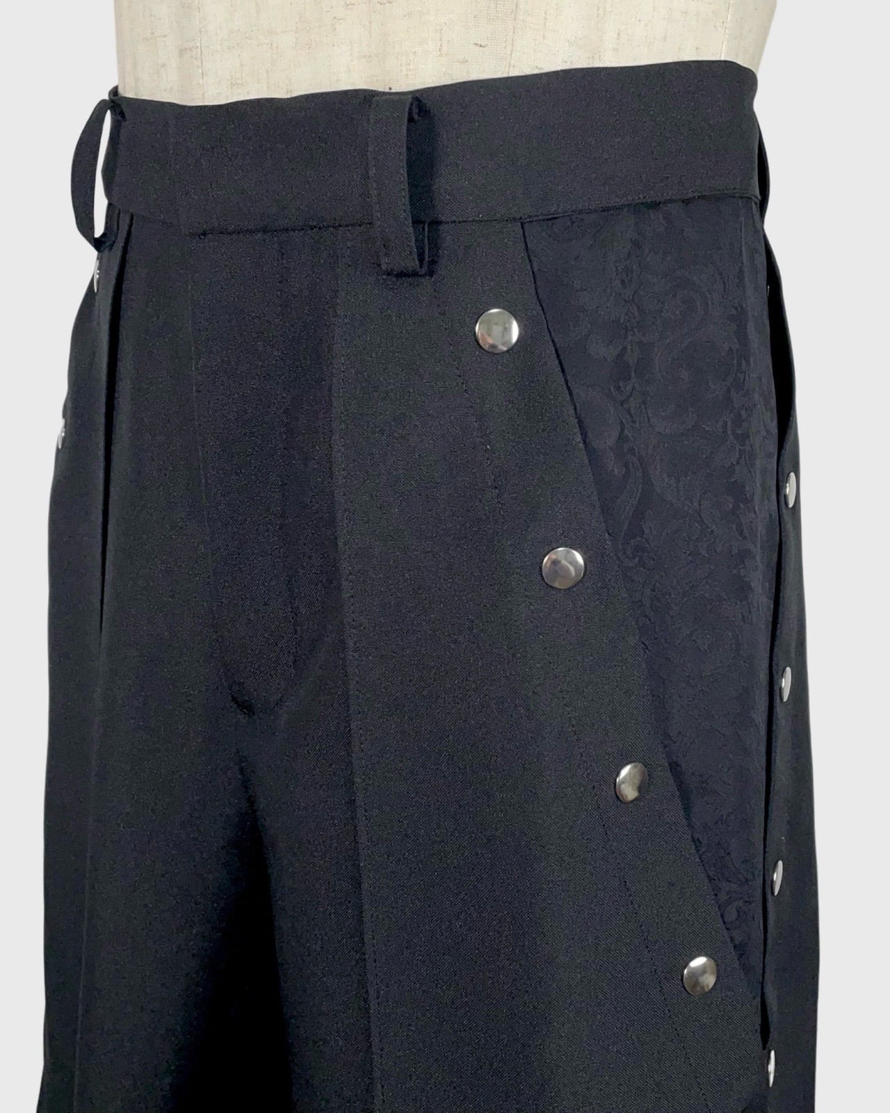 袴風脇開きパンツ Hakama wide-legged pants with buttoned side