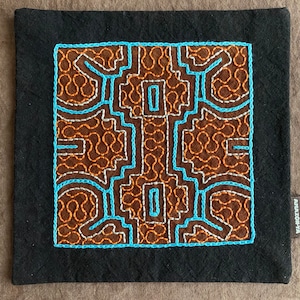 ポットマット 水色刺繍　17x17cm　泥染めゴージャス刺繍　シピボ族の手刺繍　コースター　アマゾンの草木染め