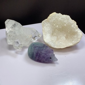 フローライトハリネズミの隠れ家・モロッコ産ジオード＆アポフィライト