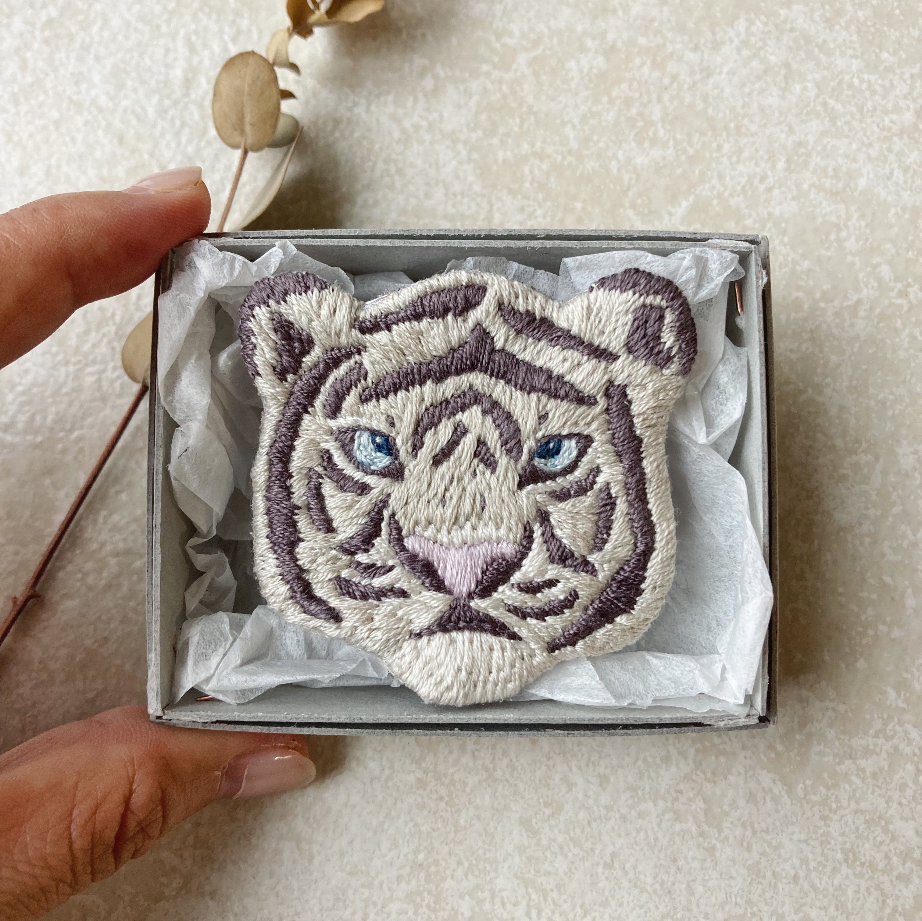 ホワイトタイガーの刺繍ブローチ | gege