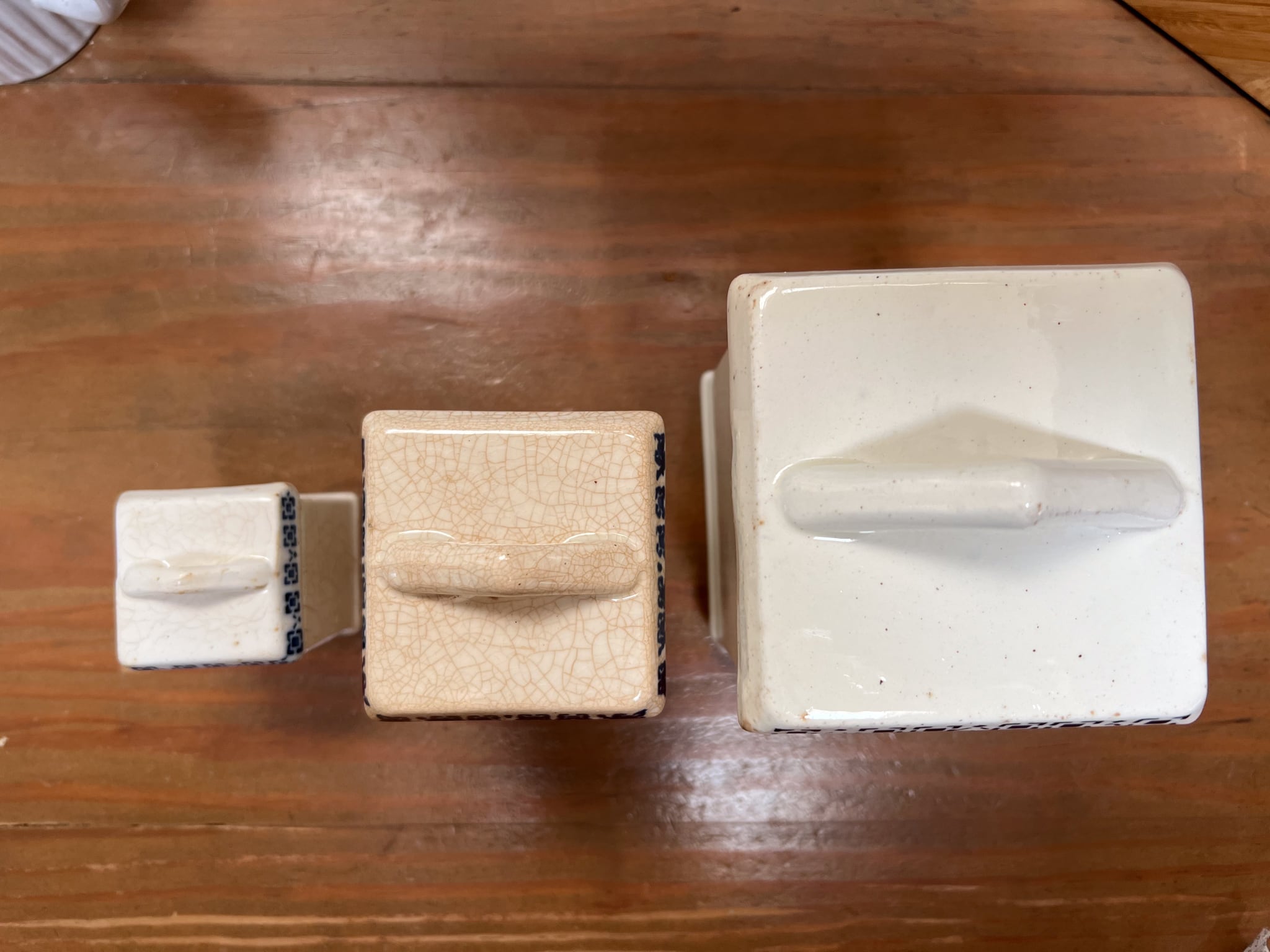 絵柄がかわいい 陶器製キャニスター3個セット