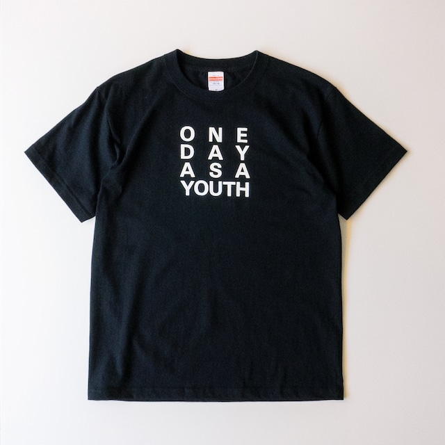 ONE DAY AS A YOUTH _ 蓄光メッセージＴシャツ［ブラック × ホワイト］（T00012-02）