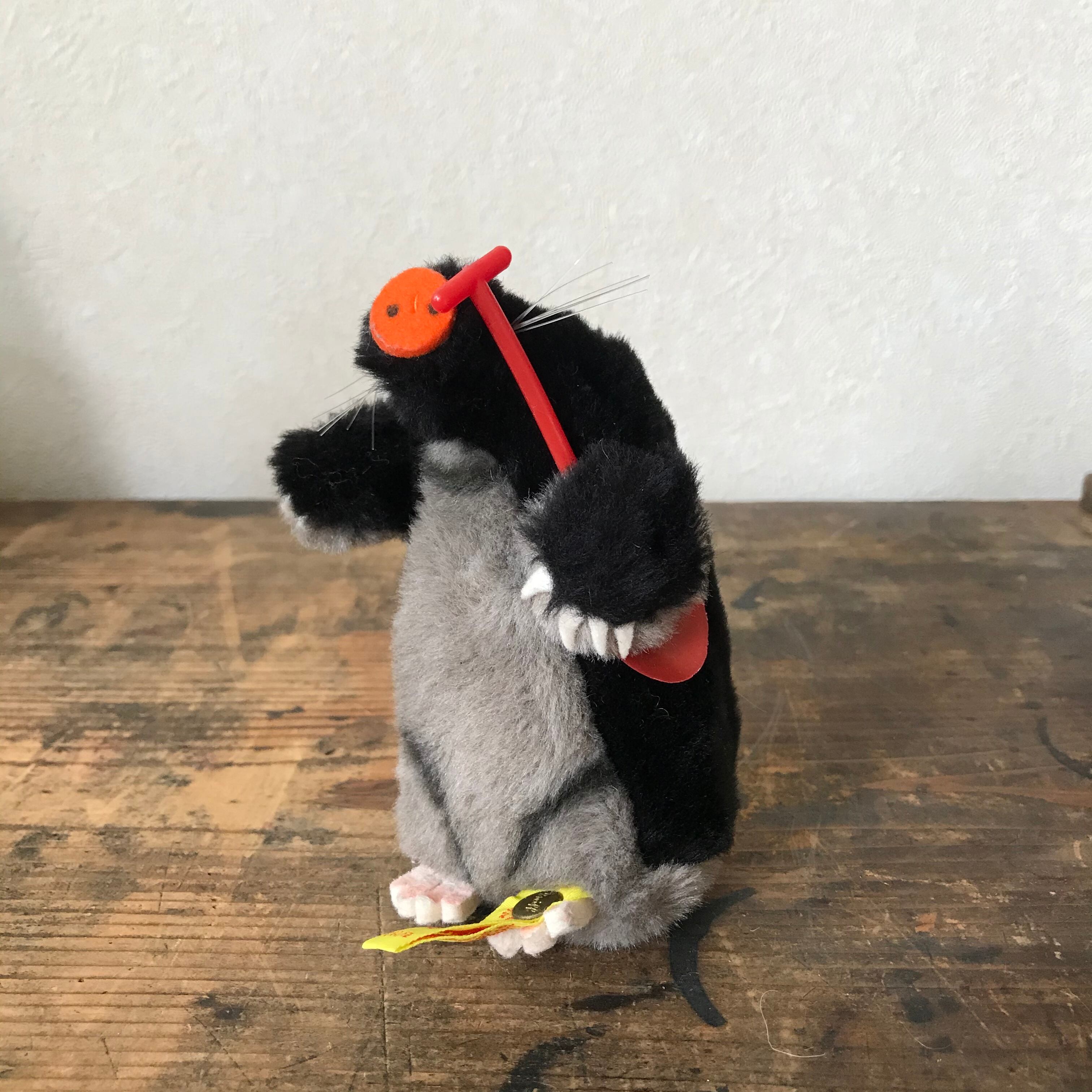 スコップを持ったモグラ