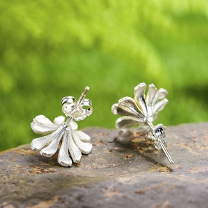 シレネアルメリアの花のピアス - 繊細で美しい花びらを忠実に再現する　P193