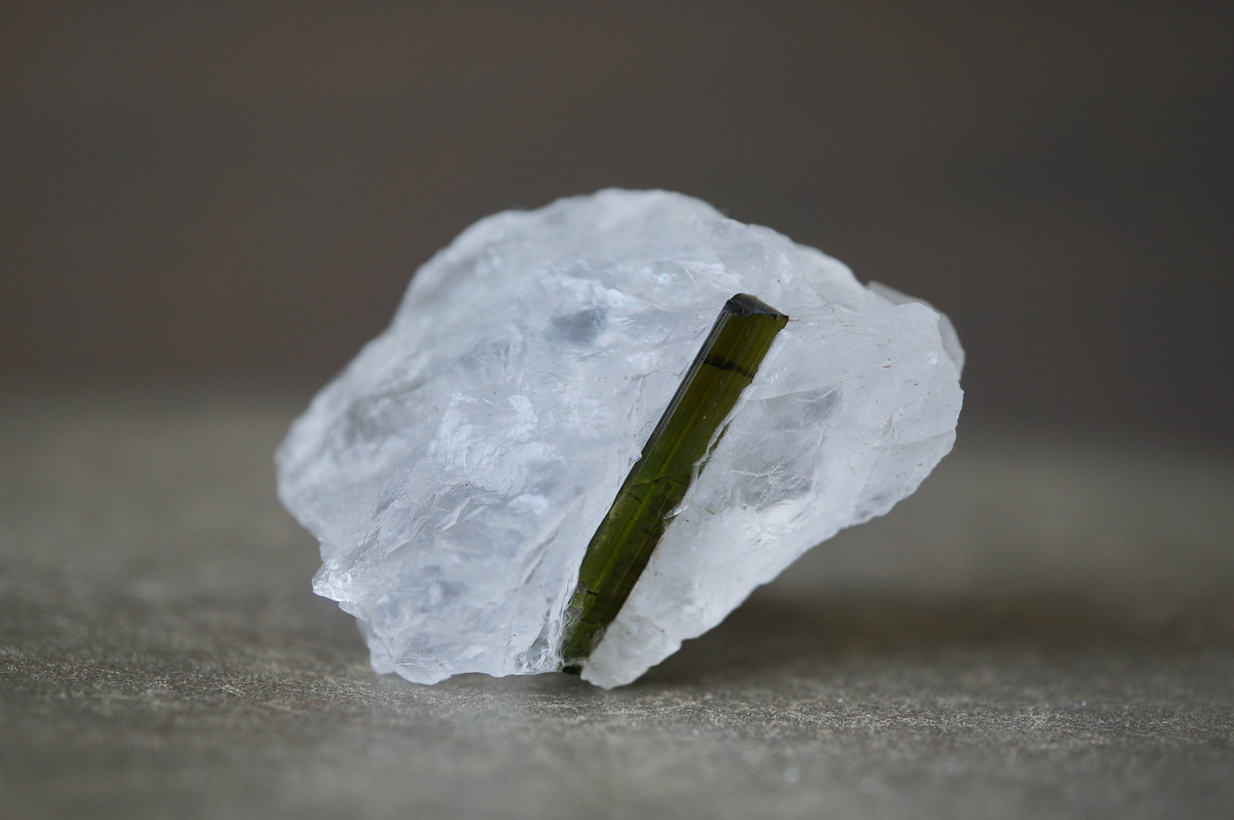 内モンゴル産ブルーベリーフローライト/カルセドニー Fluorite