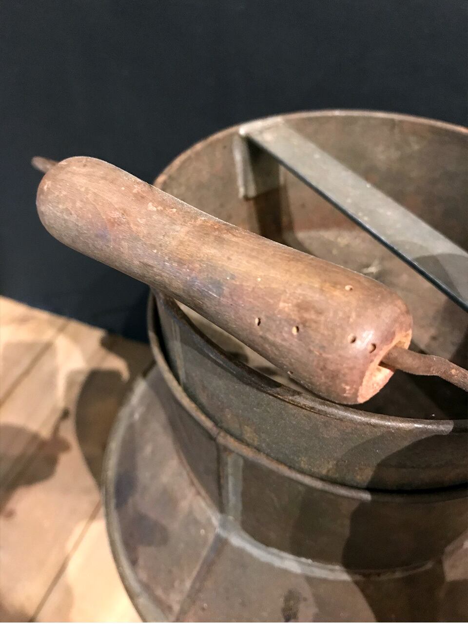 ブリキのミルク缶 ブラウングレー | Brocante de La Cocotte