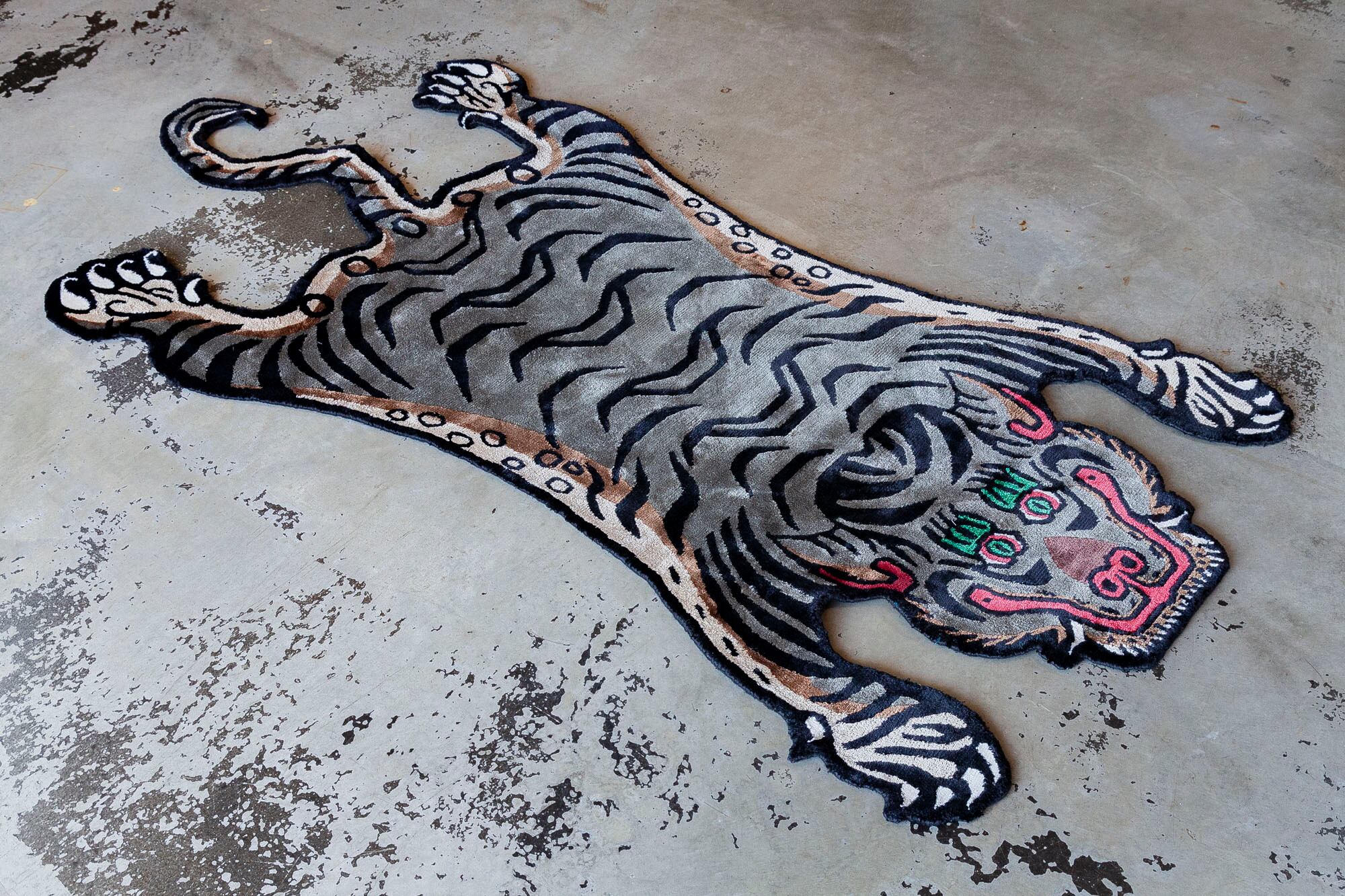【最終値下げ】チベタンタイガーラグ　Mサイズ　シルク Tibetan Tiger Rug 《Mサイズ•シルク・グレー032》チベタンタイガー