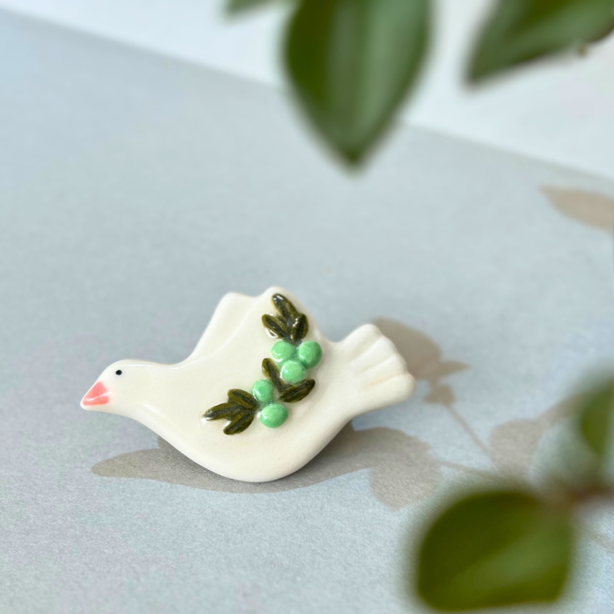 鳩とオリーブ ブローチ | 七窯社 (nanayosha)