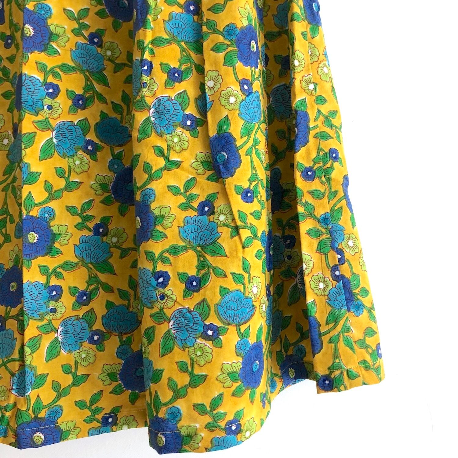 ブロックプリントのタックスカート|山吹に青花