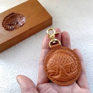丸鯛くんのキーホルダー（栃木レザー ×茶色ステッチ）