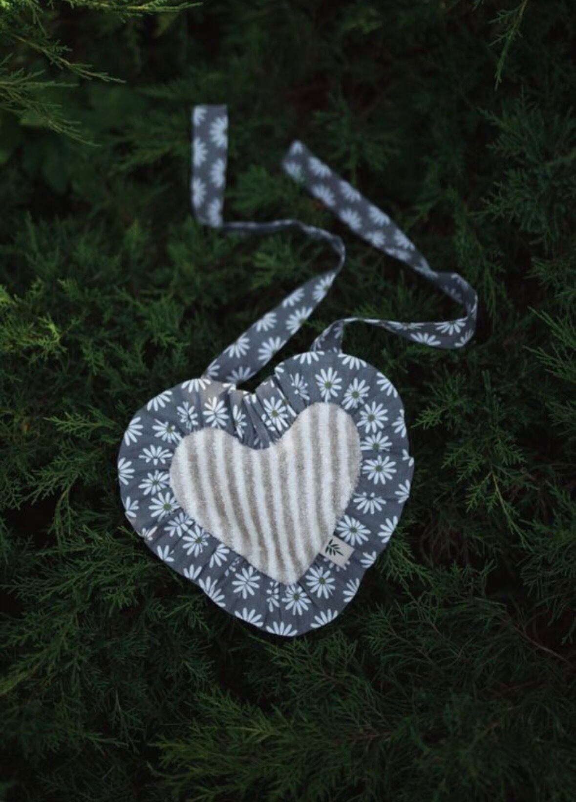 【予約】SHOMKA LINEN BABY BIB “STRIPED Heart“♡