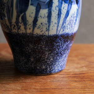 草原で馬が寄り添う、陶器のフラワーベース