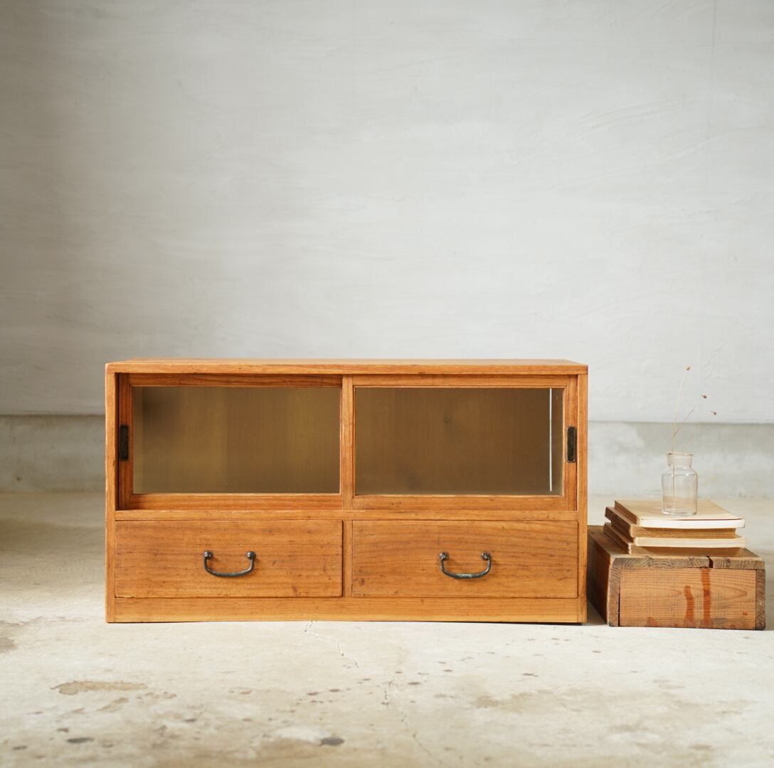 ガラス引き戸の飾り棚