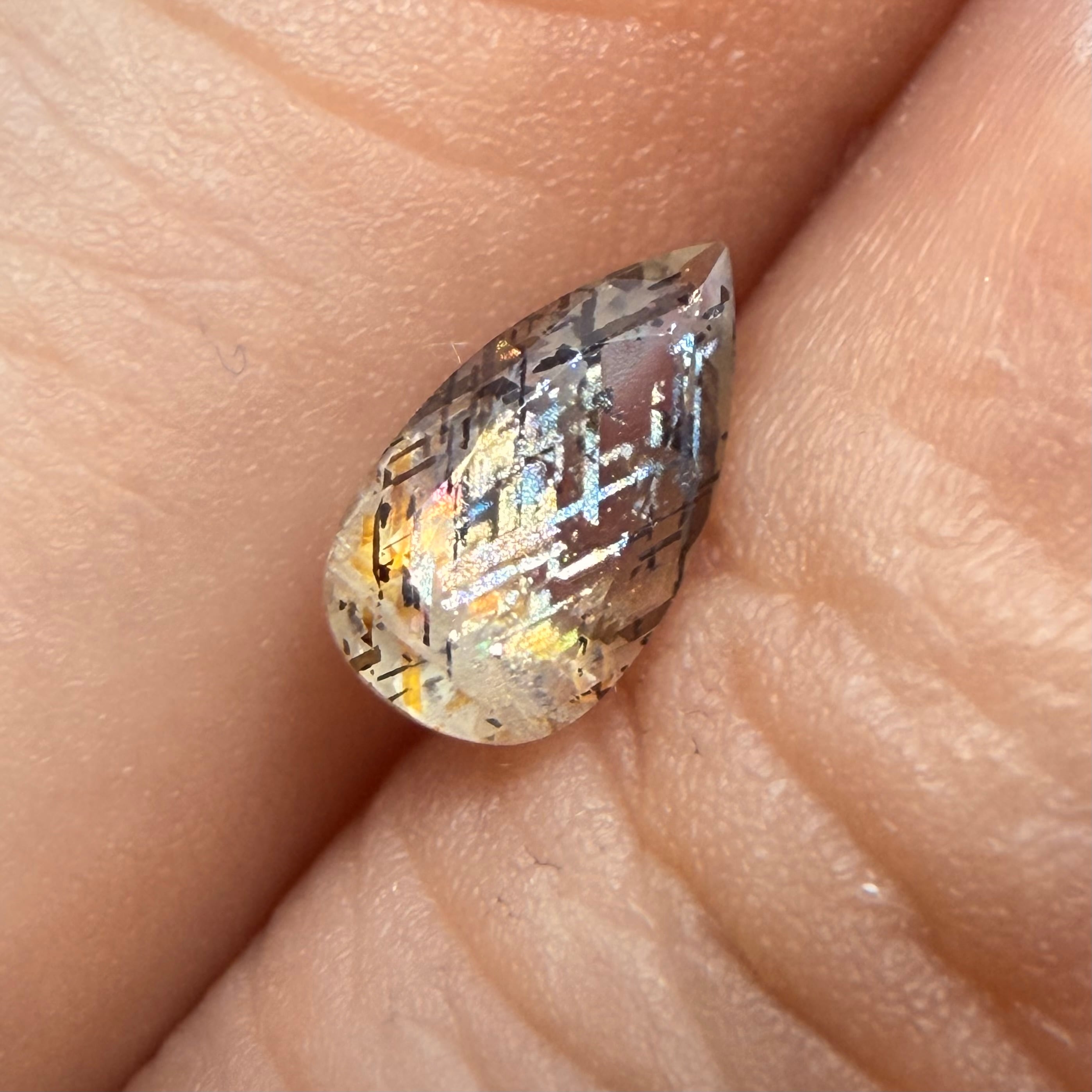 世界一レアなサンストーン　レインボーラティスサンストーン