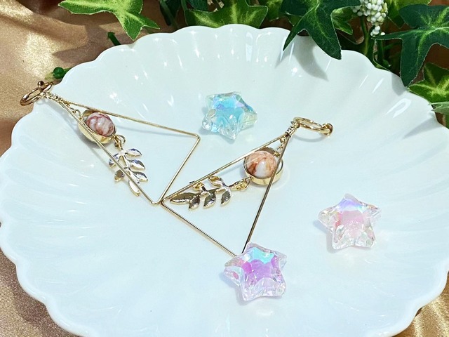 フープイヤリング　トライアングル　リーフモチーフ　天然石風ストーン　ノンホール　