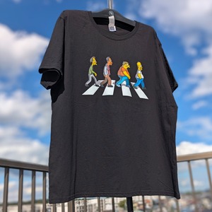 【 ザ・シンプソンズ（The Simpsons）】モーの酒場常連Tシャツ / ABBEY ROAD / アビーロード / アビイ・ロード/ Tシャツ〚アメリカン雑貨 アメトイ〛