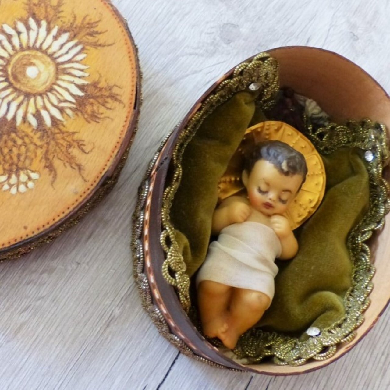 眠る赤ちゃん 花のスパンシャハテルン Fatschenkind シュパンシャハテルン