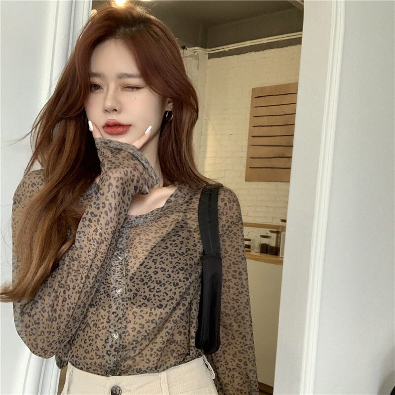 ヒョウ柄の陰謀の薄い日焼け止めシャツの女性の秋の長袖シャツ2020新しいデザインセンスニッチショートトップ ブラックストロベリース8625183087