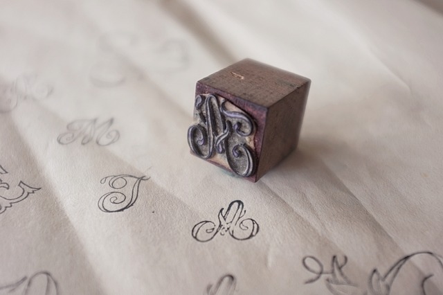 フランス 2.5c リボン製のAと刺繍用モノグラムとスタンプa アンティーク