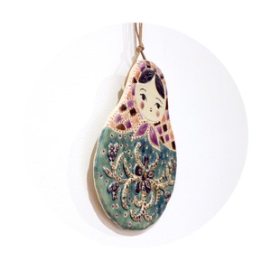 【 鈴木ハツミ 】陶板の壁掛け　マトリョーシカ