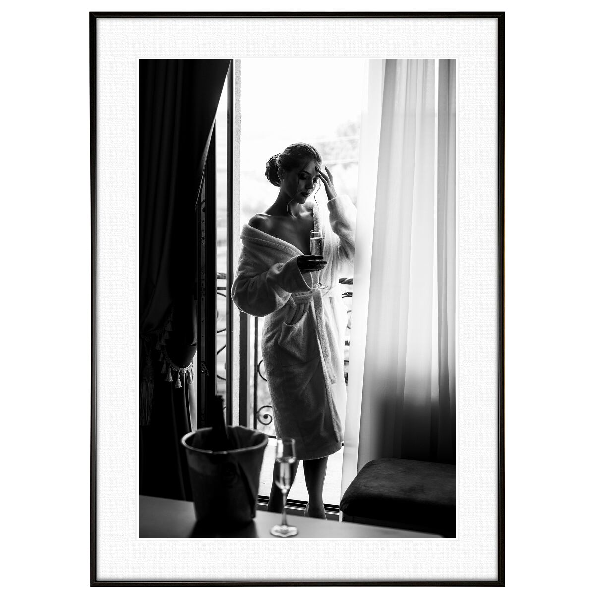 人物写真 窓の前に立つバスローブを着た女性 インテリアモノクロアートポスター額装 AS2334