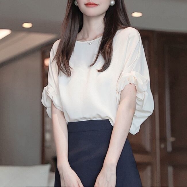 トップス レディース ブラウス S M L XL アプリコット シフォン シャツ ラウンドネック 半袖 パフスリーブ 袖ゴム 薄手 透け感 柔らかい バックファスナー ゆったり 体型カバー 二の腕カバー シンプル きれいめ フェミニン 送料無料 上品 大人可愛い おしゃれ 普段使い デート お出かけ 女子会 休日 旅行 通勤 オフィス OL 通学 お呼ばれ フォーマル オケージョン パーティー 二次会 着まわし 韓国系 ファッション コーデ スタイル モテ サイズ展開豊富 大きいサイズ 春 夏