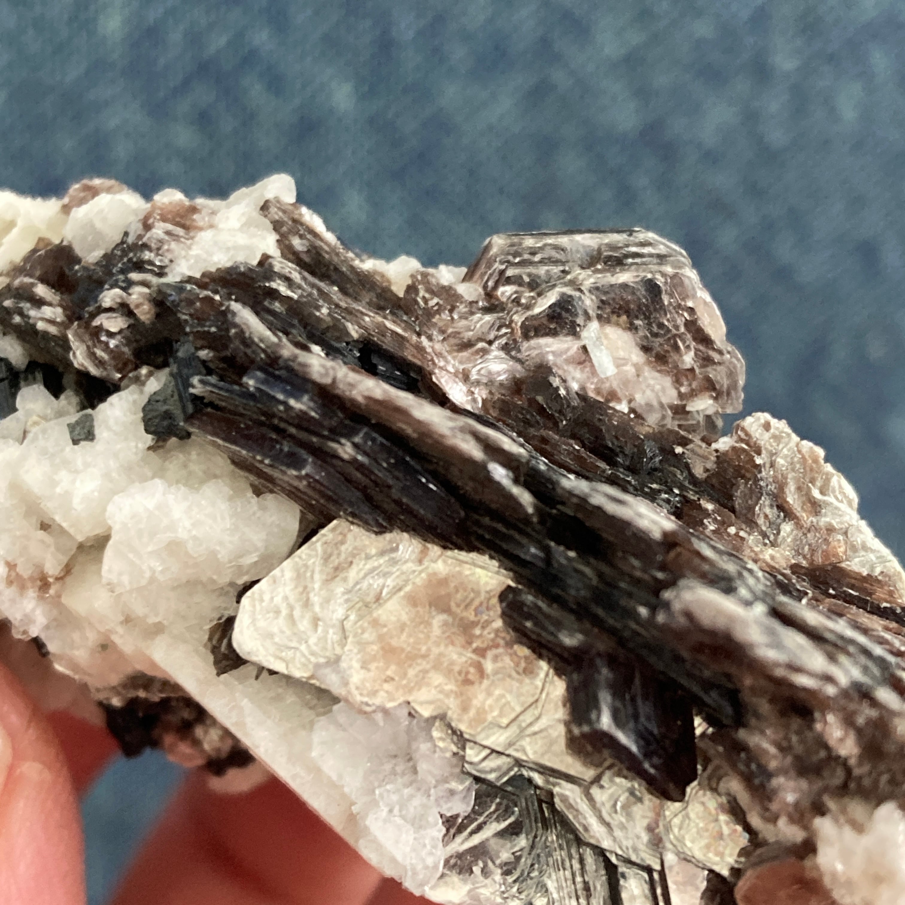 ブラックトルマリンwithマイカ(雲母)68g 天然石 原石 鉱物 ブラックトルマリンwithマイカ(雲母)68g 天然石 原石 鉱物