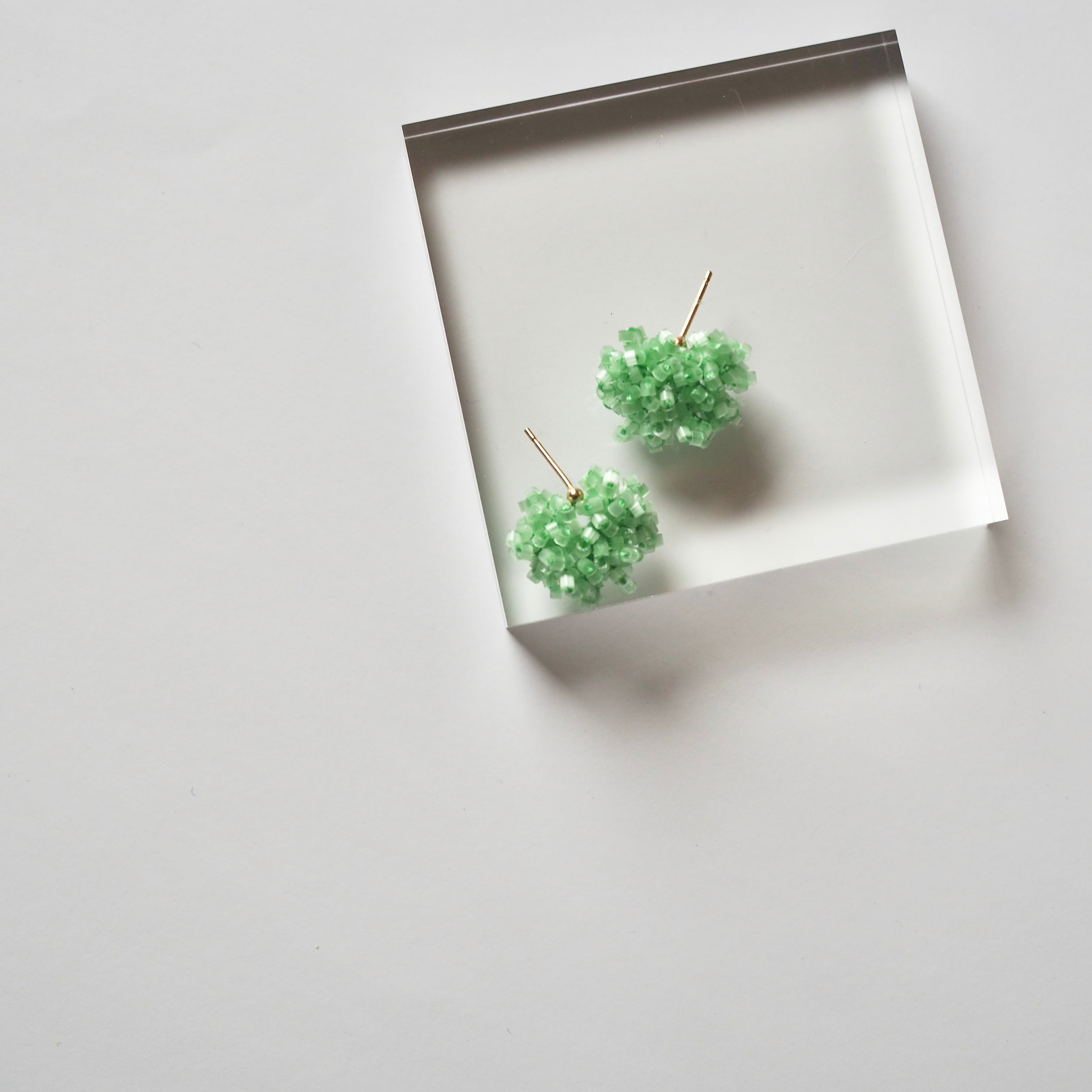 ビーズ編みの耳飾り(若葉) pierce