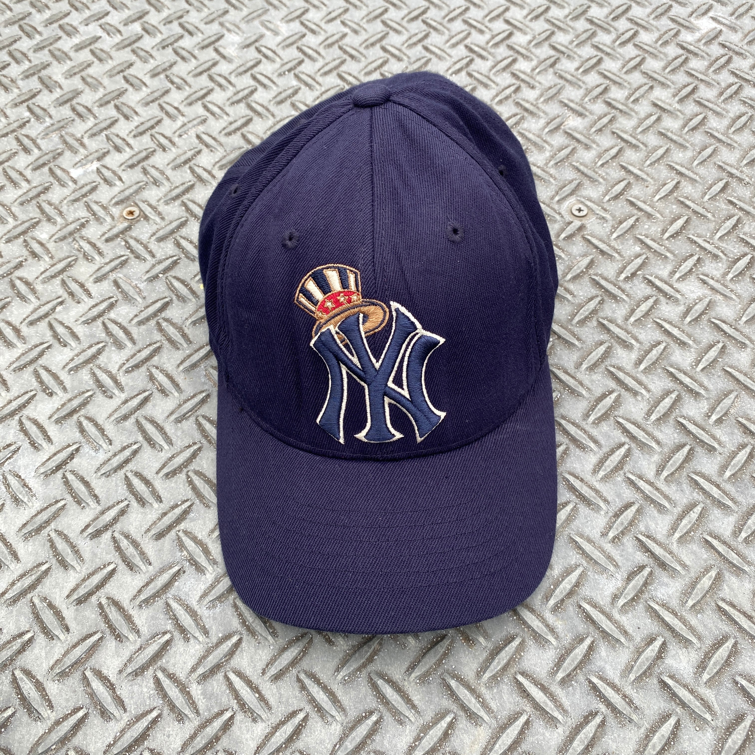 00s New York Yankees Navy Crown Logo Cap | RIVERSIDE BASE