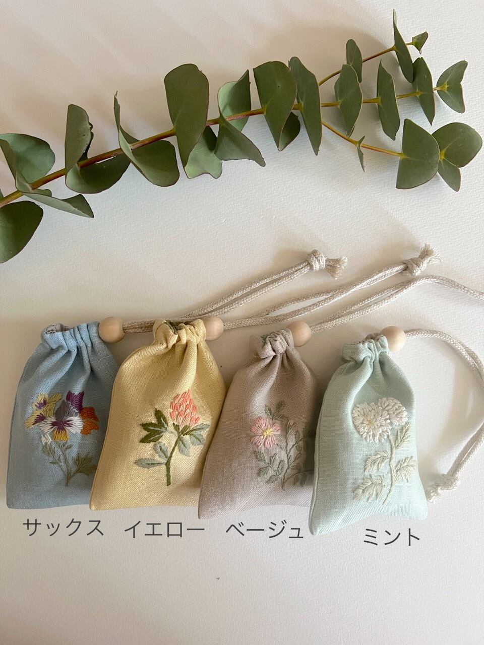 ヌビ生地♡刺繍巾着バック/生成り×合皮 りんご狩り no.38 孔雀刺繍巾着 生成り 巾着袋 zako_embroidery 通販