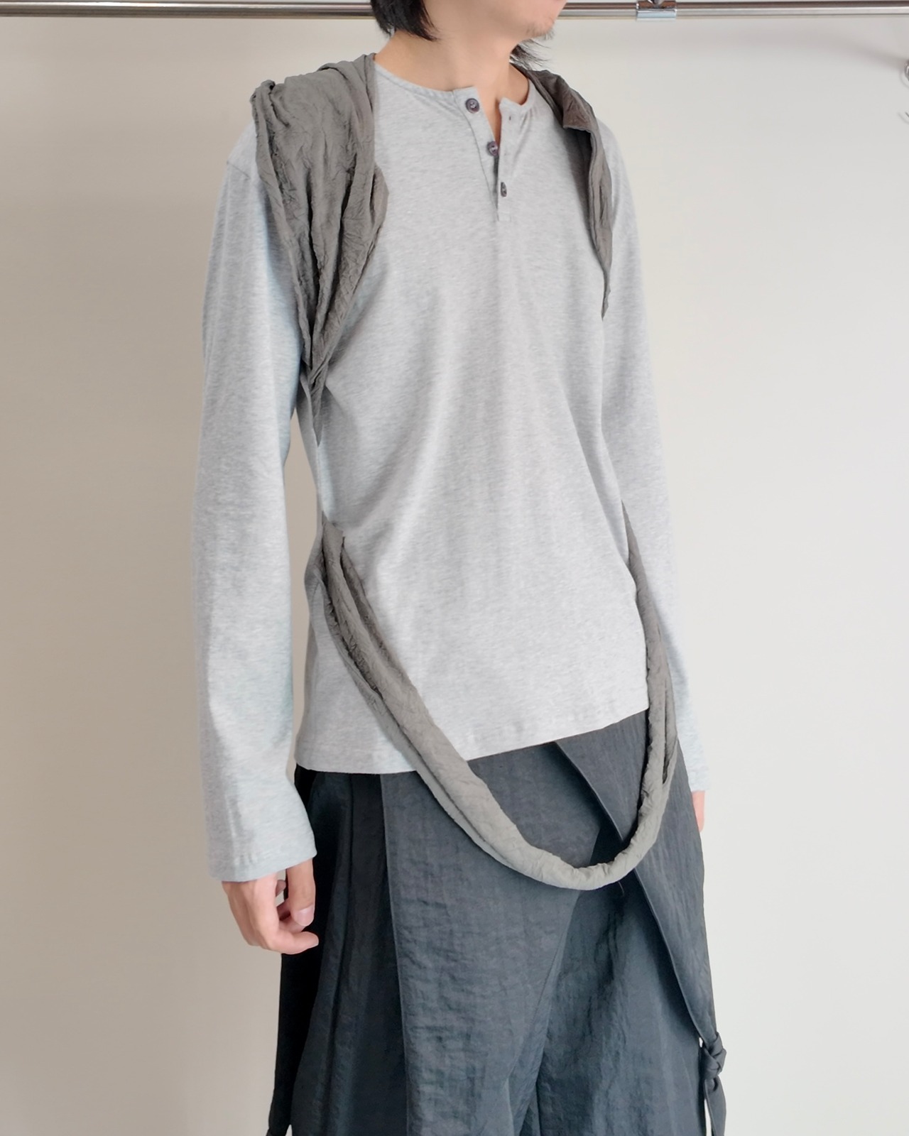 【26/AW STRONGTHE】GREY / LIFTED MULTI-STRAP HENLEY