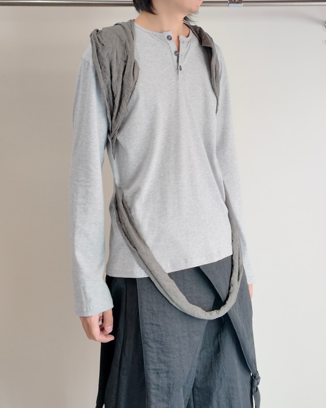 【26/AW STRONGTHE】GREY / LIFTED MULTI-STRAP HENLEY